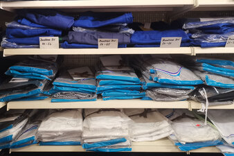 Arbeitsbekleidung liegend