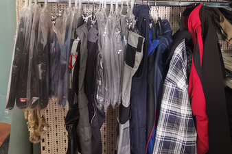 Arbeitsbekleidung hängend